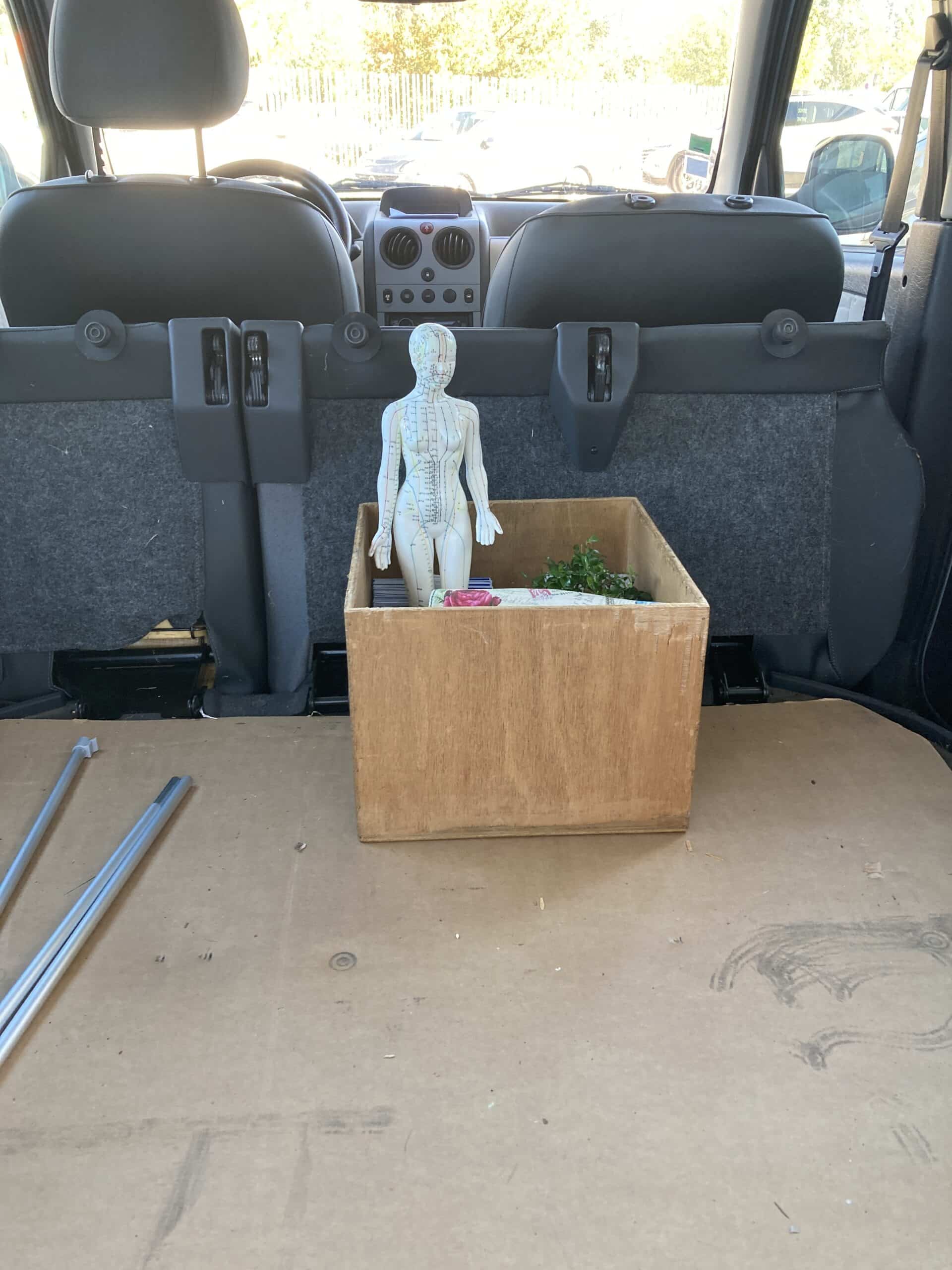 mannequin dans boite dans voiture
